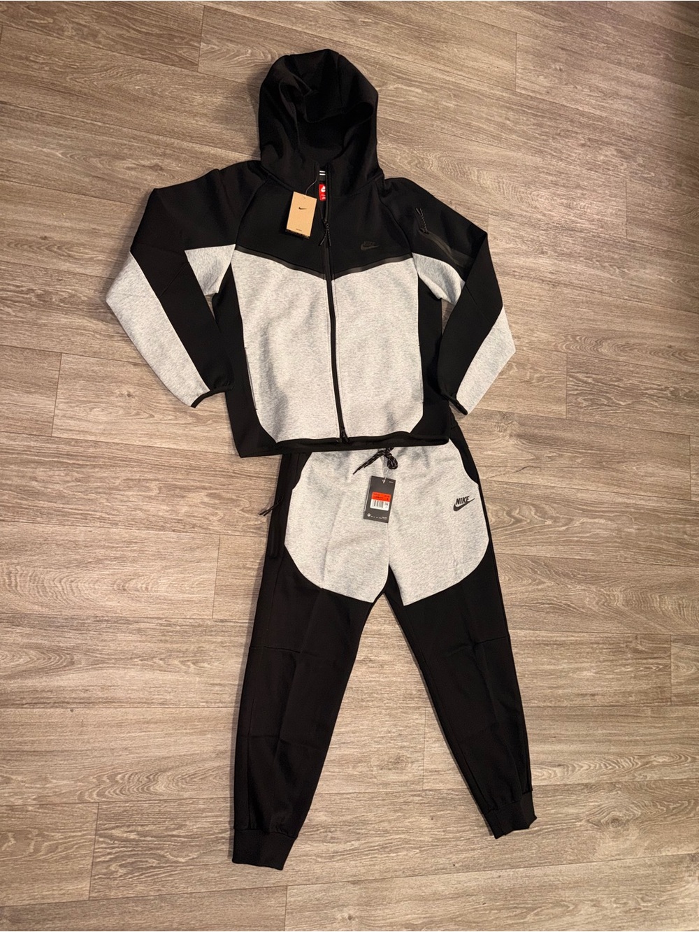 Nike Black & Gray Zip Hoodie and Joggers Set
Totalmente nuevo con etiquetas s